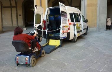 Il pulmino per disabili dato ad Apici in comodato gratuito    