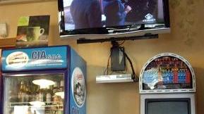 Uno schermo in un bar Si tratta per la trasmissione del consiglio comunale di Massarosa