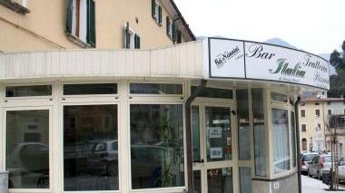 <b>RESTYLING.</b> Il bar Italia in via Roma a Seravezza