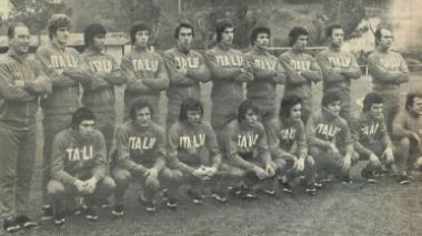 Pier Giuseppe Mosti (in piedi a sinistra) quando giocava nella Nazionale under 18