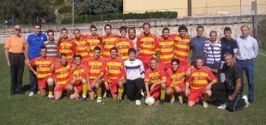 <b>AMATORI UISP.</b> Da sinistra Cioni (all. Coltano), Barsotti (Casciavola Pmc) e Camarretta (Brogiotti S.Anna). In basso la formazione del Dgmp GO77 I Passi   