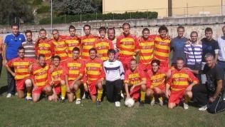 <b>AMATORI UISP.</b> Da sinistra Cioni (all. Coltano), Barsotti (Casciavola Pmc) e Camarretta (Brogiotti S.Anna). In basso la formazione del Dgmp GO77 I Passi
