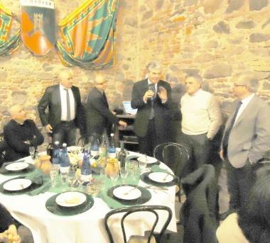 Il tavolo delle autorit&agrave; e nella foto a sinistra il sindaco Toni davanti allospedale   