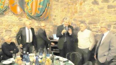 Il tavolo delle autorità e nella foto a sinistra il sindaco Toni davanti all’ospedale