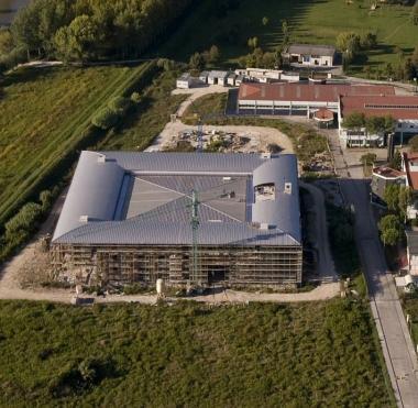 Sopra una veduta dellIpsia Pacinotti in costruzione A sinistra listituto in centro 