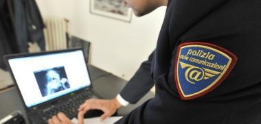Un agente della polizia postale al lavoro   