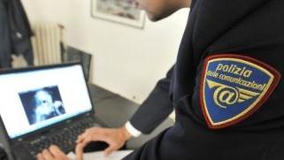 Un agente della polizia postale al lavoro