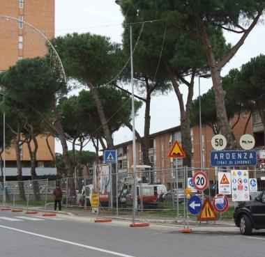 A destra lasfalto pieno di buche e rattoppi in viale Nievo e qui sotto i lavori di manutenzione in corso sullAurelia alla Rosa  