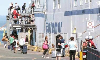 Un traghetto della Toremar, la compagnia messa in vendita dalla Regione, entro due mesi le offerte 