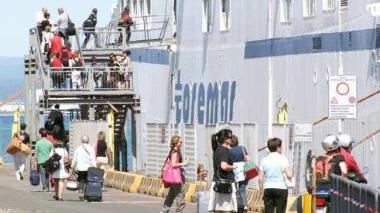 Un traghetto della Toremar, la compagnia messa in vendita dalla Regione, entro due mesi le offerte