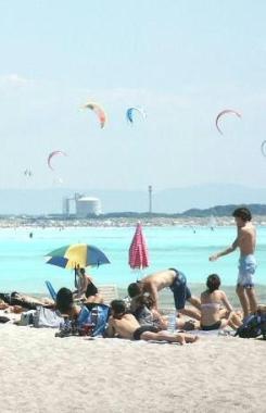 Da sinistra, le Spiagge Bianche il surf sulla terrazza del Comune e Maurizio Coppola