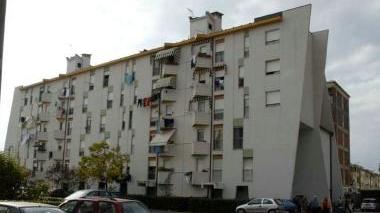 Martina Nardi e in alto un palazzo “popolare”