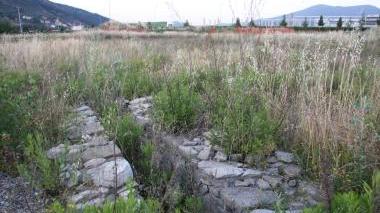 A destra il parco etrusco di Gonfienti che versa in stato di abbandono, in basso l’assessore provinciale Edoardo Nesi