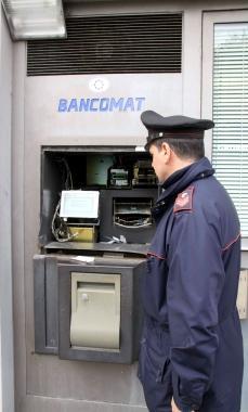 <strong>DIVELTA LA CASSAFORTE.</strong> A sinistra: Il bancomat della Cassa di risparmio di Firenze a Lido scassinato dai banditi In alto: gli uomini della scientifica a caccia di tracce A destra: la macchina dei carabinieri di fronte all’ingresso della banca