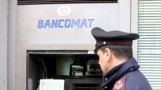 <strong>DIVELTA LA CASSAFORTE.</strong> A sinistra: Il bancomat della Cassa di risparmio di Firenze a Lido scassinato dai banditi In alto: gli uomini della scientifica a caccia di tracce A destra: la macchina dei carabinieri di fronte all’ingresso della banca