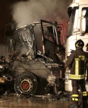 Il camion distrutto ancora fumante