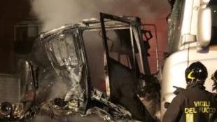 Il camion distrutto ancora fumante
