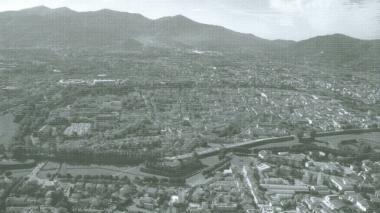 Due immagini della città dell’alto e il consiglio comunale