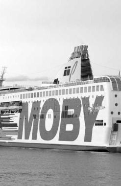 Il traghetto Moby Freedom in servizio tra Livorno e Olbia  