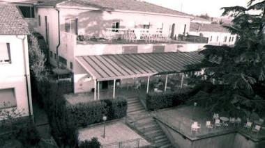 Yuri Furiesi, segretario del Pd e sopra la casa del popolo di Certaldo in centro