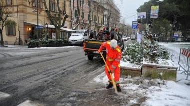 Volontari puliscono le strade dopo la nevicata del 17 dicembre