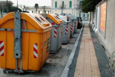Nel mirino gli spazi dei cassonetti. A fianco il presidente Cappelli