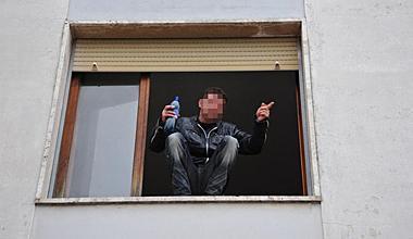 Dramma dello sfratto: si cosparge di benzina e minaccia di darsi fuoco