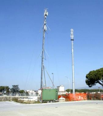 Uno dei molti impianti per la telefonia cellulare sparsi nel circondario dellEmpolese Valdelsa          