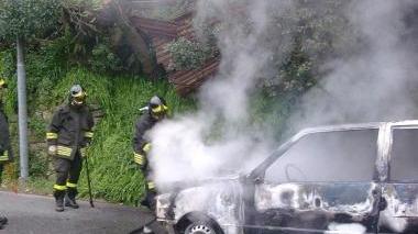 Appena scendono dall'auto la macchina prende fuoco