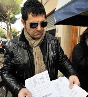 Un cittadino con le bollette 