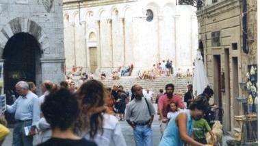 <b>TURISTI </b>Nella piazza del Duomo di Massa Marittima
