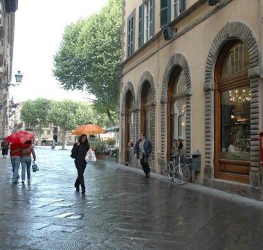 Scippatore in azione in via Veneto (vip) 