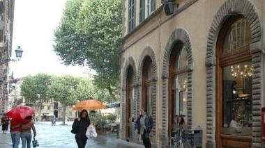 Scippatore in azione in via Veneto (vip)
