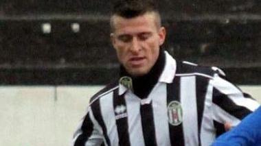 A sinistra il difensore Cantoni, uno dei protagonisti del derby tra la Pistoiese e la Massese; a destra il tecnico bianconero Filippi mentre osserva i suoi ragazzi in campo durante la partitissima