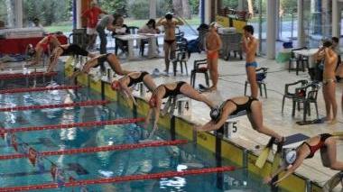 La partenza degli atleti del Nuoto Valdinievole nella gara di Lignano