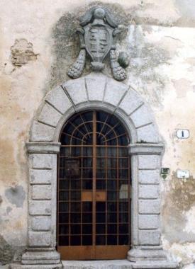 L’antico stemma sul portone dell’ex palazzo di giustizia di San Piero