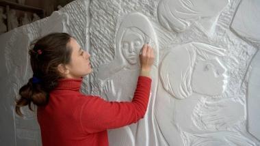<b>SCULTURA.</b> Una delle artiste al lavoro 