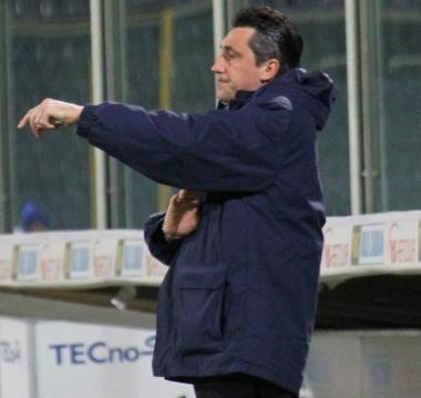 Il tecnico azzurro Alfredo Aglietti mentre detta le indicazioni ai suoi 