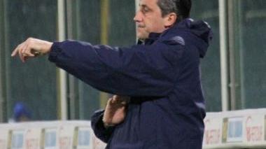 Il tecnico azzurro Alfredo Aglietti mentre detta le indicazioni ai suoi