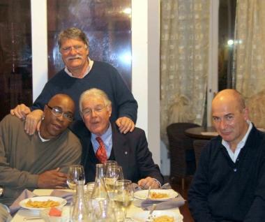 Jeelani col piatto ricordo del derby amarcord e (in alto) fra i compagni e gli amici 