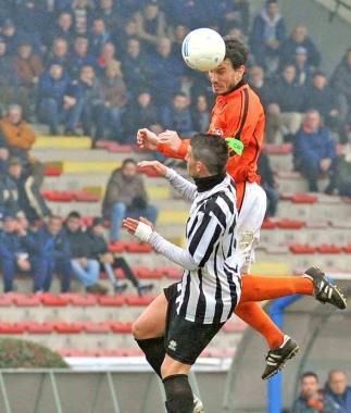 A sinistra il bomber Igor Zaniolo; in basso il gemello del gol Ceccarelli 