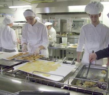 <b>LAVORATORI.</b> Cuochi in un albergo (Foto darchivio) 