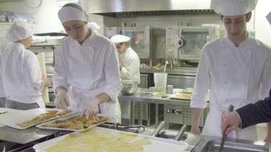 <b>LAVORATORI.</b> Cuochi in un albergo (Foto d’archivio)