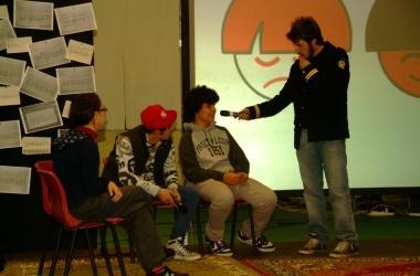 Paolo Ruffini a Capannori circondato da ragazzi fra i 12 e i 18 anni          