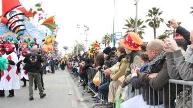 <b>MAI PIÙ COSÌ.</b> Le transenne in piazza Mazzini durante la sfilata