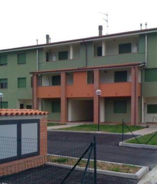 Il blocco delle case popolari in via Granucci alla Gabella di Calci dove vivono dodici famiglie