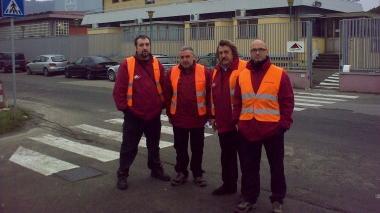 La Rsu della Ceva davanti ai cancelli ieri mattina e una veduta dell’impianto di Lugnano