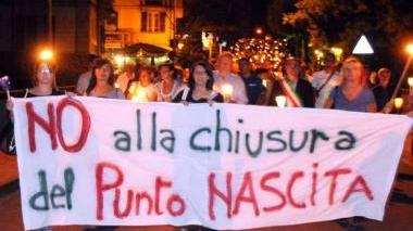 Un corteo di protesta per salvare il punto nascita e sotto Jacopo Ferri