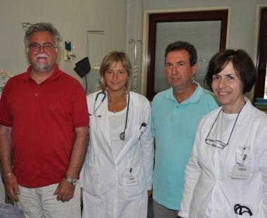 Mangoni (a sinistra) e Simoncini con due dottoresse dellospedale 