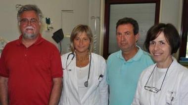 Mangoni (a sinistra) e Simoncini con due dottoresse dell’ospedale